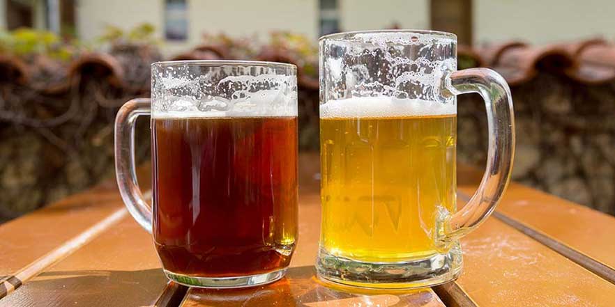 WHAT’S THE DIFFERENCE BETWEEN AN ALE & A LAGER?